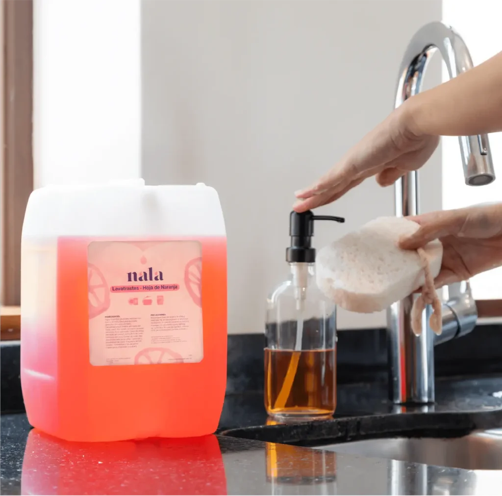 Detergentes convencionales vs biodegradables: ¿vale la pena el cambio? mesa de trabajo 1nala